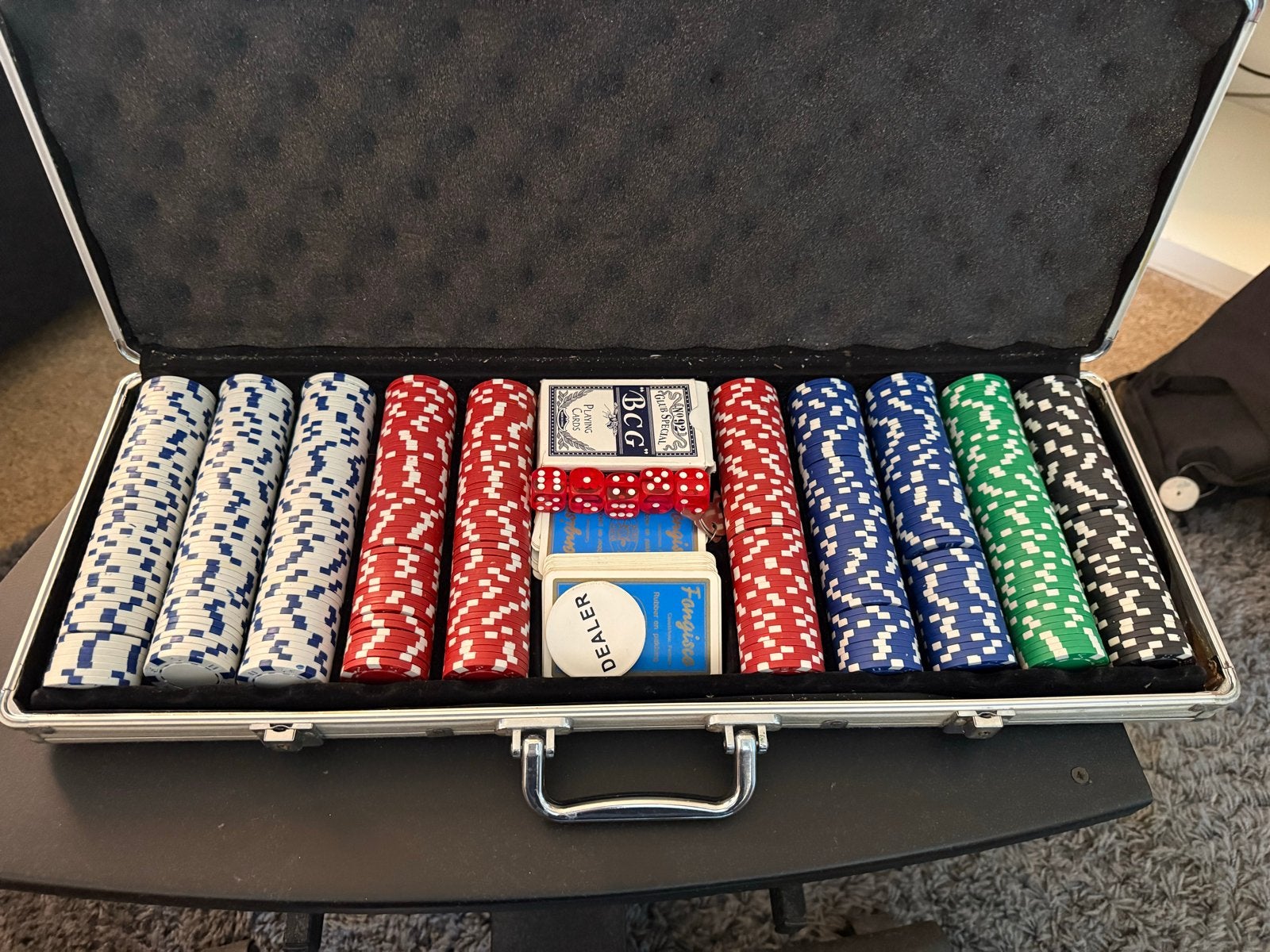 Pokerset in aluminium koffer met 500 chips, kaarten en dobbe, Drie of vier spelers, Ophalen of Verzenden, Gebruikt