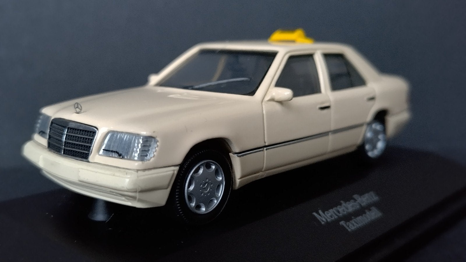 Mercedes Benz e Klasse w124 Taxi 1:43 Herpa Pol, Hobby en Vrije tijd, Overige merken, Auto, Verzenden, .