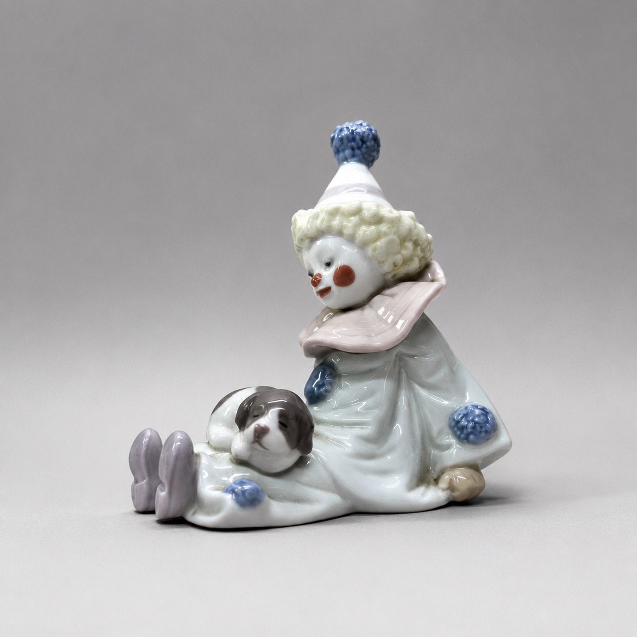 Lladró “Pierrot with Puppy” – Model 5277 – José Puche, Ophalen of Verzenden, Zo goed als nieuw, Mens