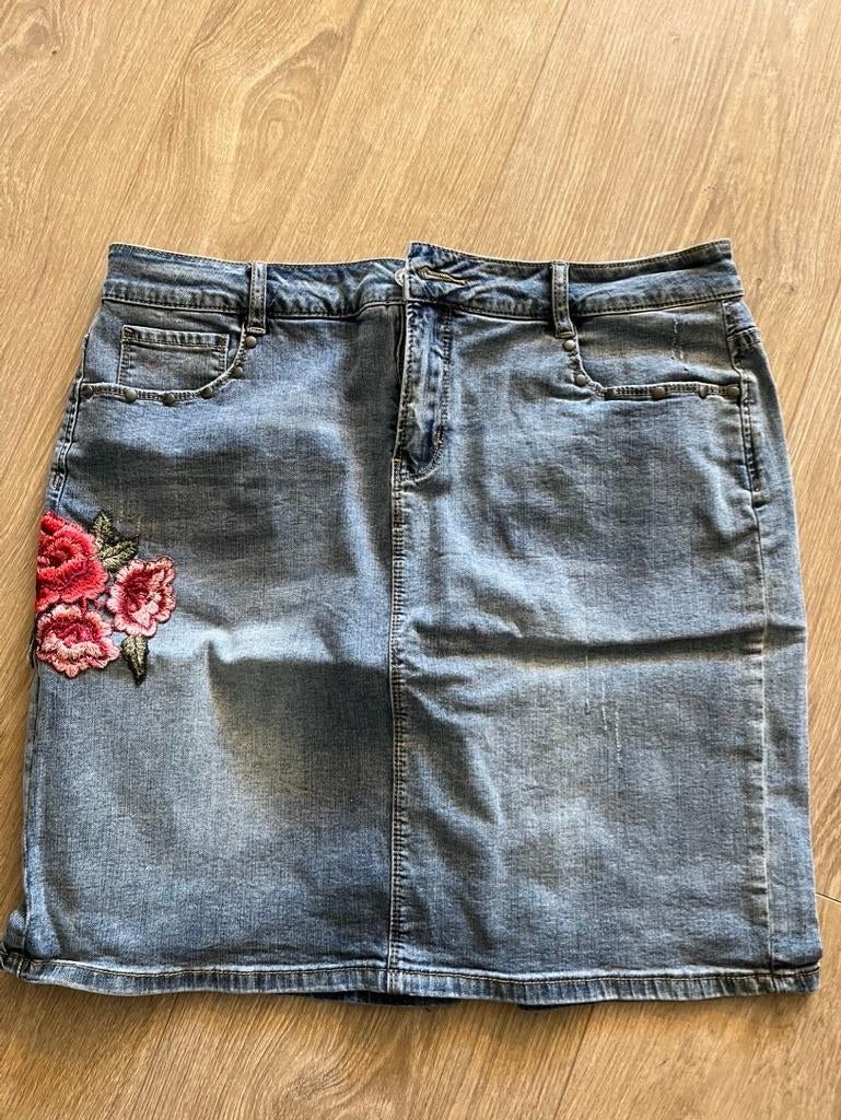 Nieuw denim spijker rok geisha rode rozen mt 42 box 1, Maat 42/44 (L), Nieuw, Boven de knie, Verzenden