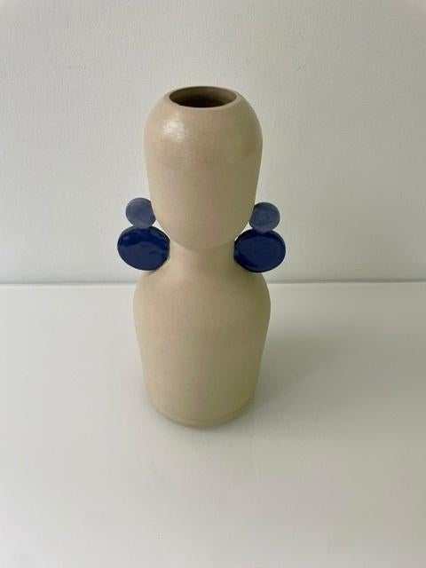 Dutch Design vaas met blauwe accenten - Potterie De Eekhoorn, Ophalen of Verzenden, Overige kleuren, Aardewerk of Porselein, Minder dan 50 cm