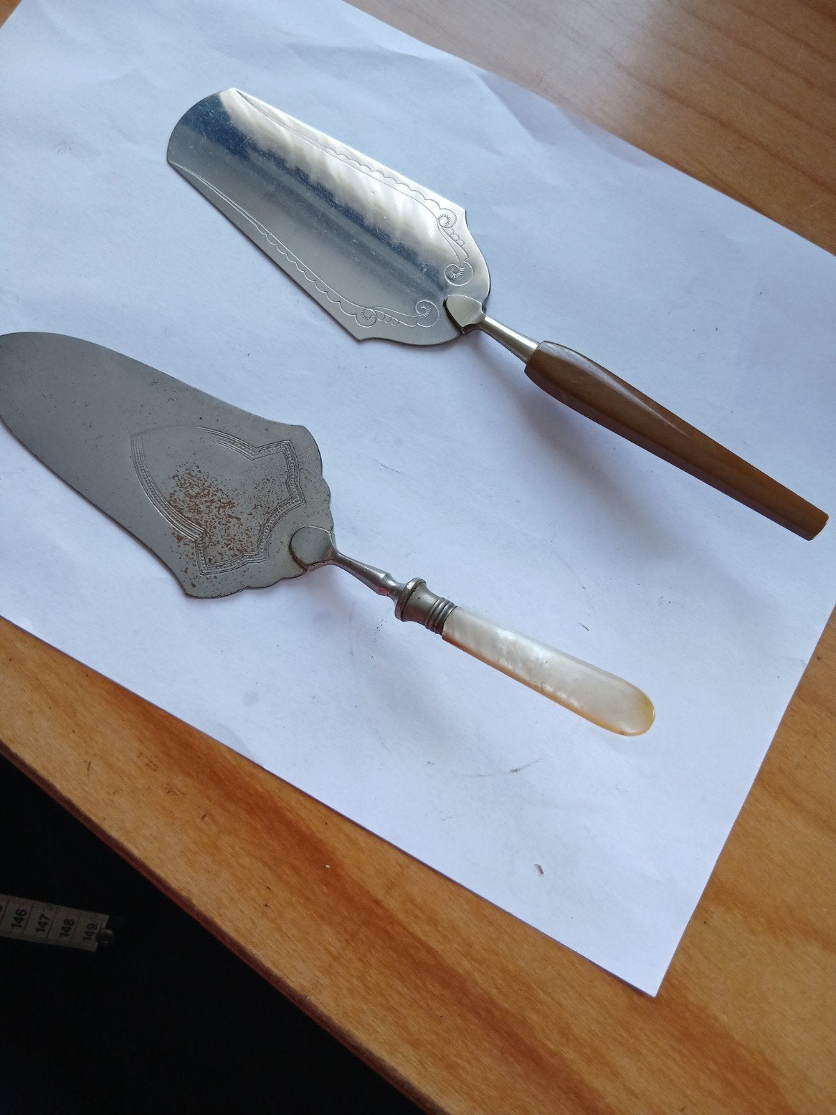 2 Antieke Taartscheppen - Diverse Materialen, Ophalen of Verzenden