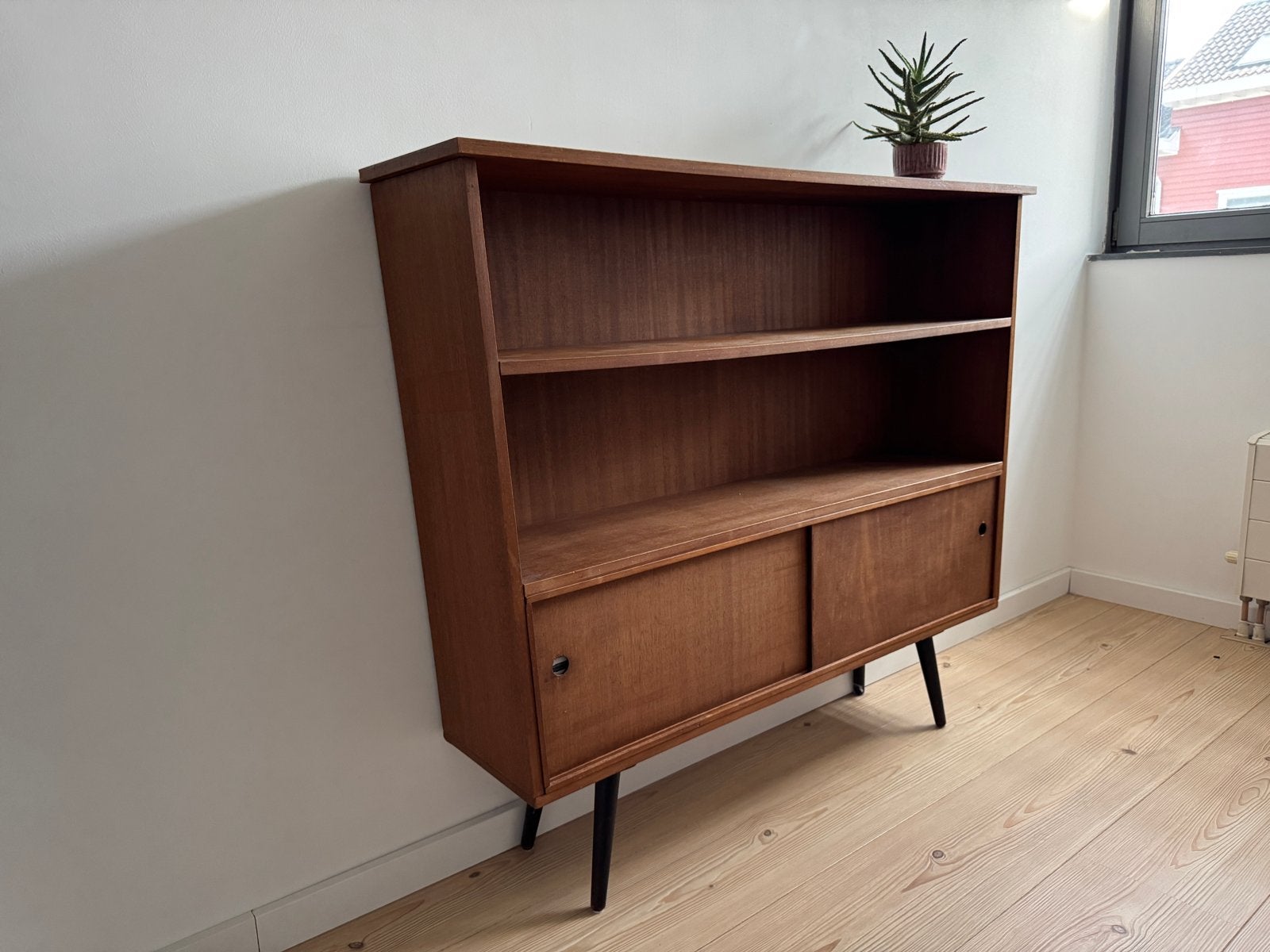 Vintage boekenkast conische poten, Ophalen