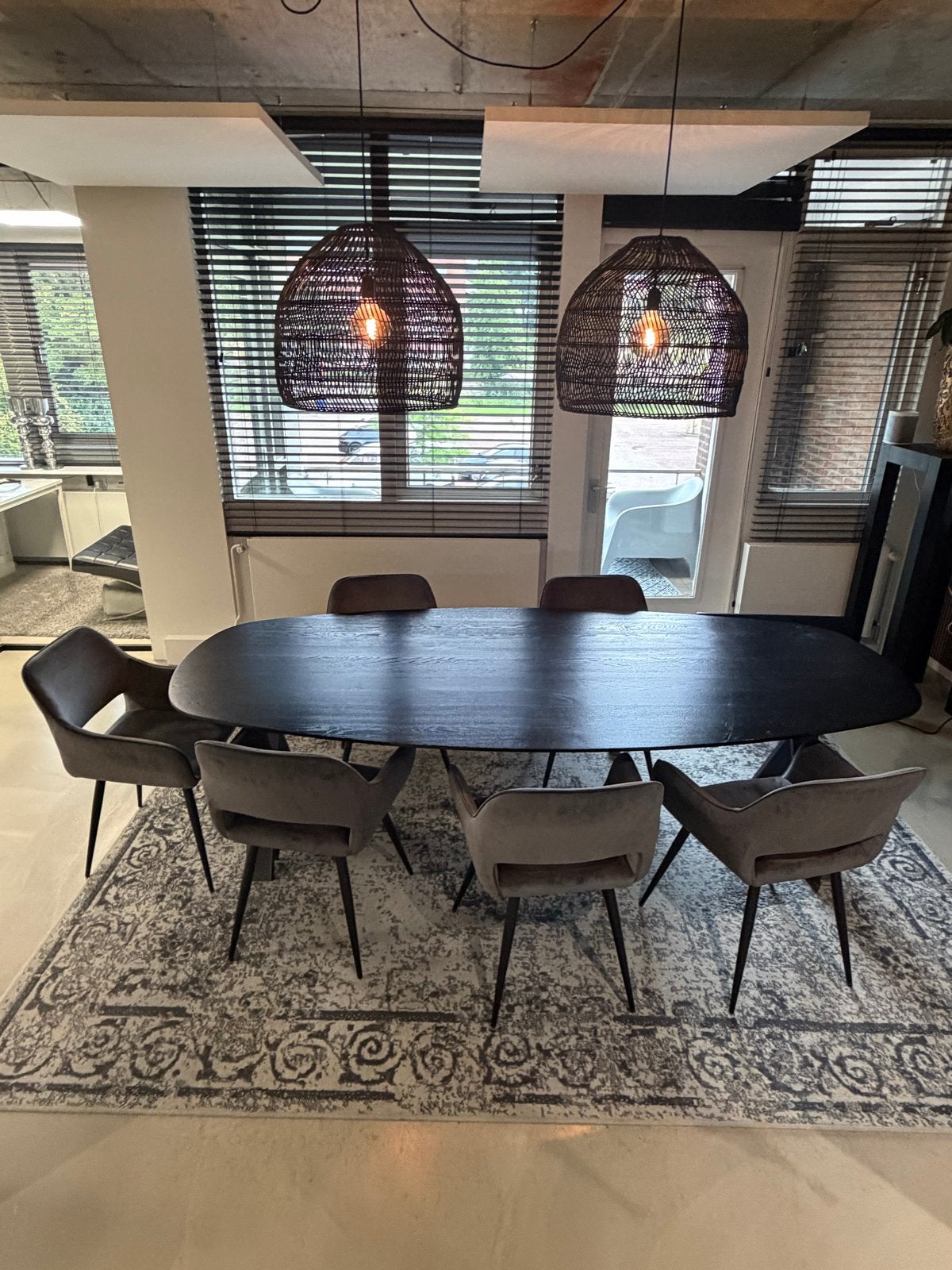 Stijlvolle ovale eettafel met zwart blad. Gratis!, Ophalen, 100 tot 150 cm, Zo goed als nieuw, 150 tot 200 cm