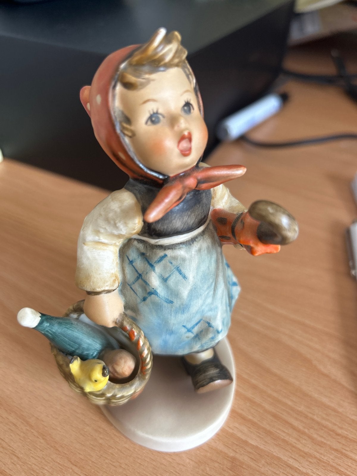 Goebel Hummel beeldje 382: Meisje met picknickmand en parapl, Ophalen of Verzenden, Gebruikt, Hummel