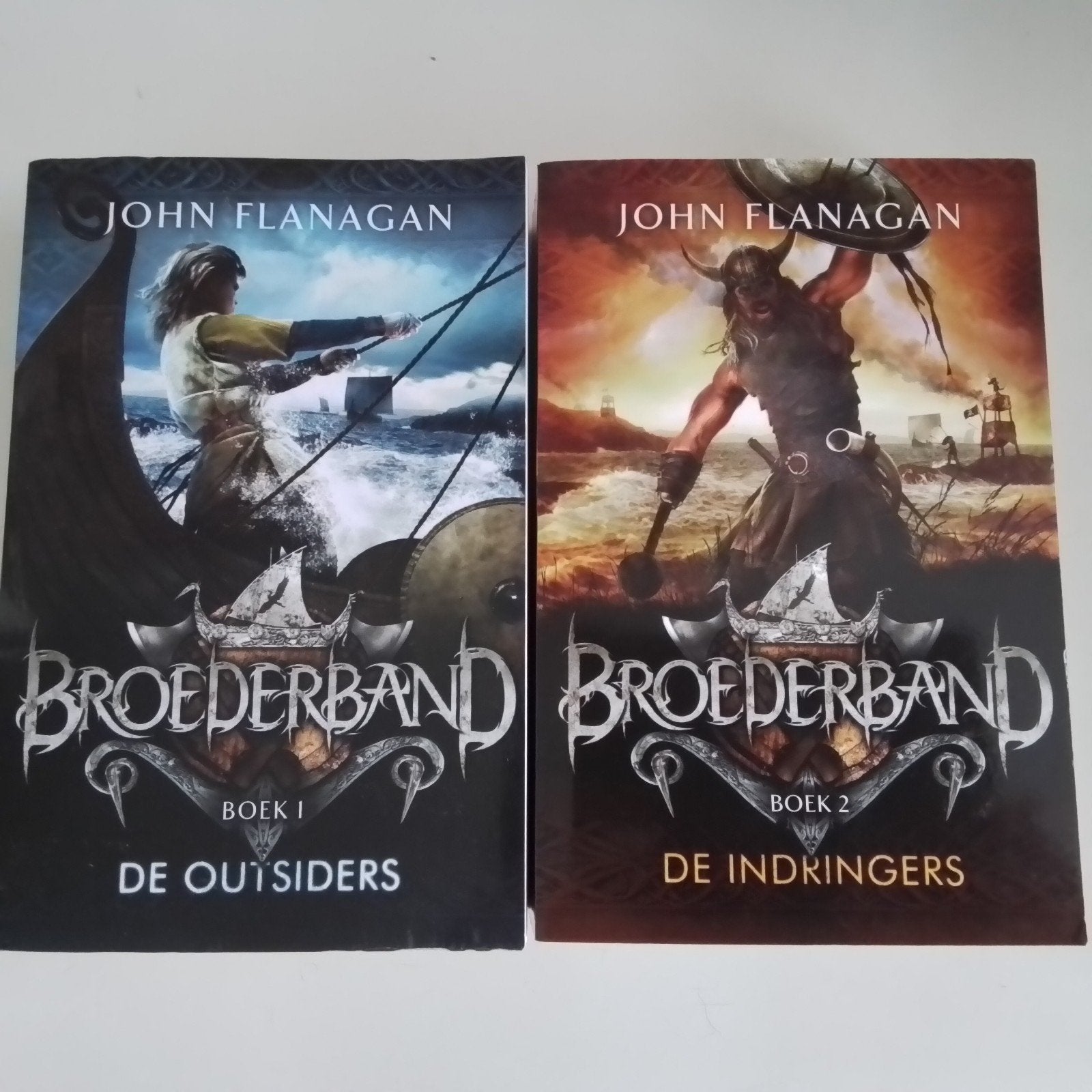 Broederband deel 1 en 2 - John Flanagan, Boeken, Ophalen of Verzenden, Gelezen