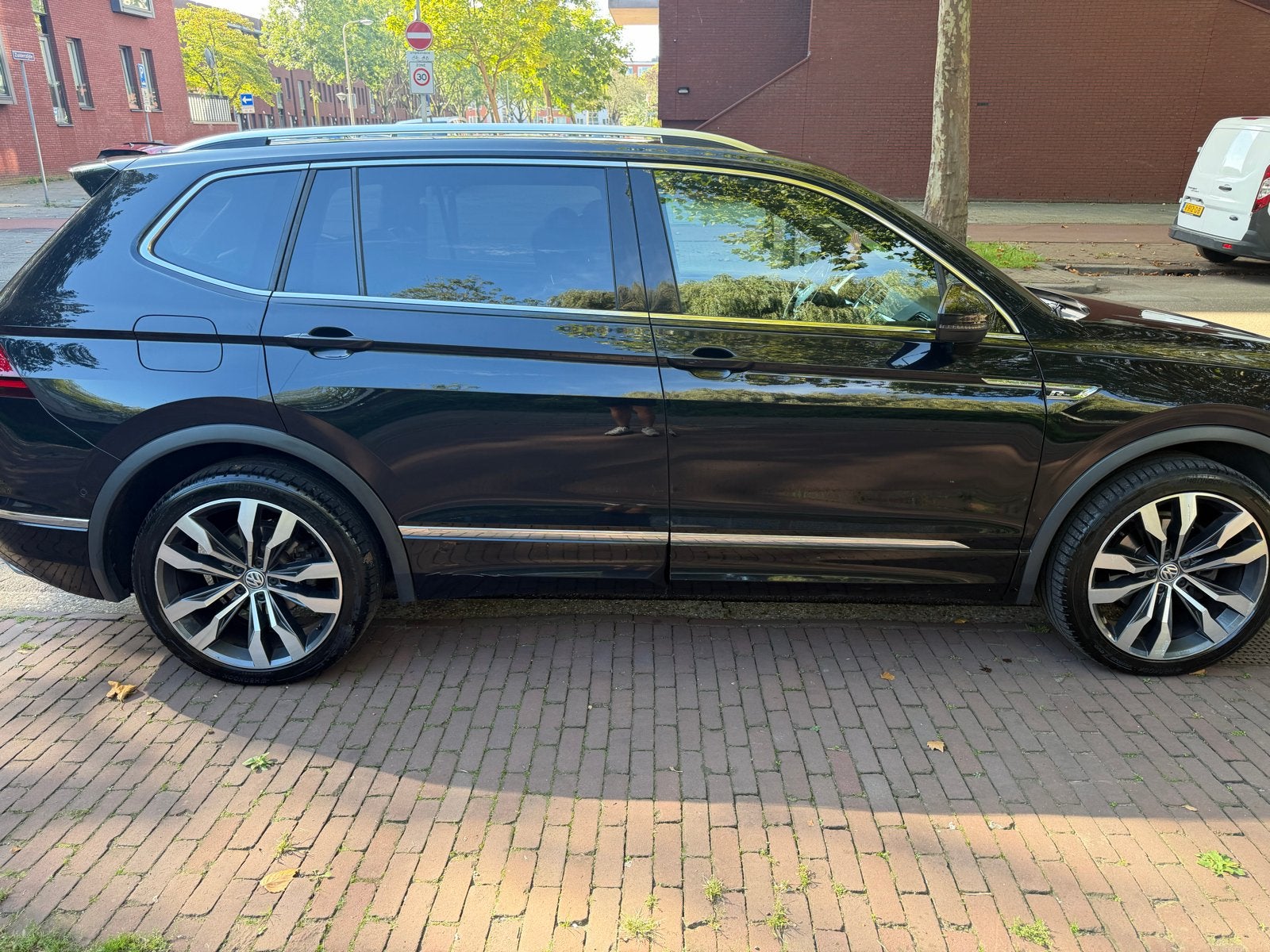 Volkswagen Tiguan 2.0 TDI 110KW DSG 2019 Zwart, 4 cilinders, 2000 kg, 7 stoelen, Zwart