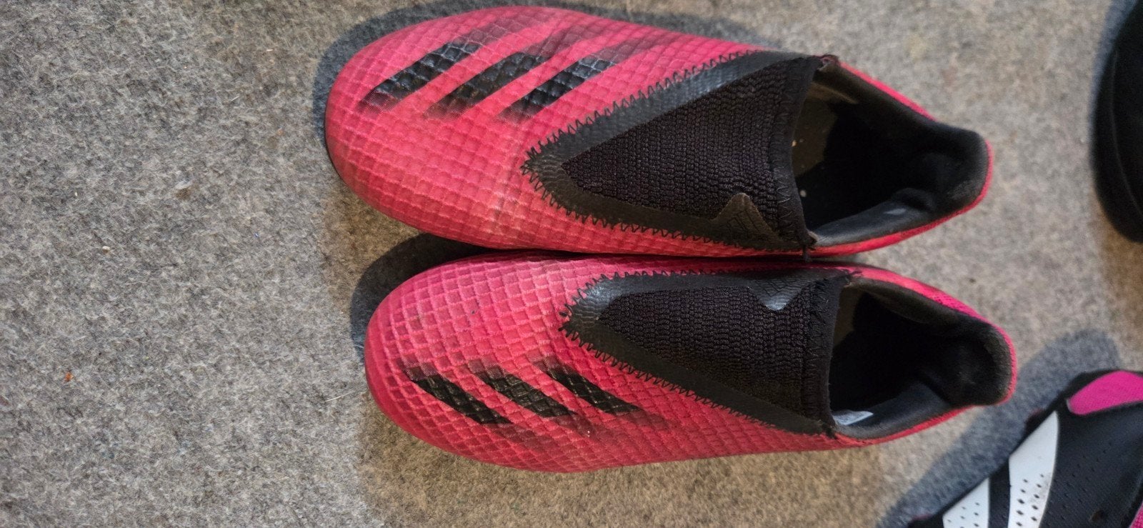 Adidas voetbalschoenen roze/zwart maat 32, Ophalen, Zo goed als nieuw, Schoenen