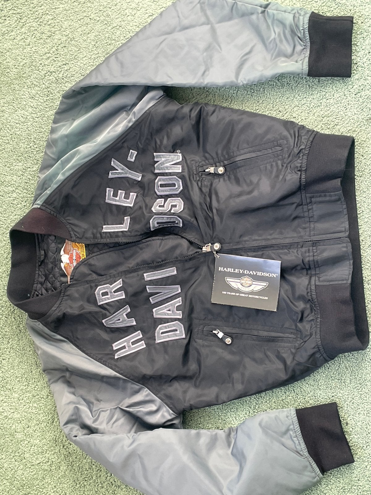 Harley-Davidson 100 Jaar Jubileum Bomberjack  Maat S, Motoren, Ophalen, Nieuw met kaartje, Jas | textiel