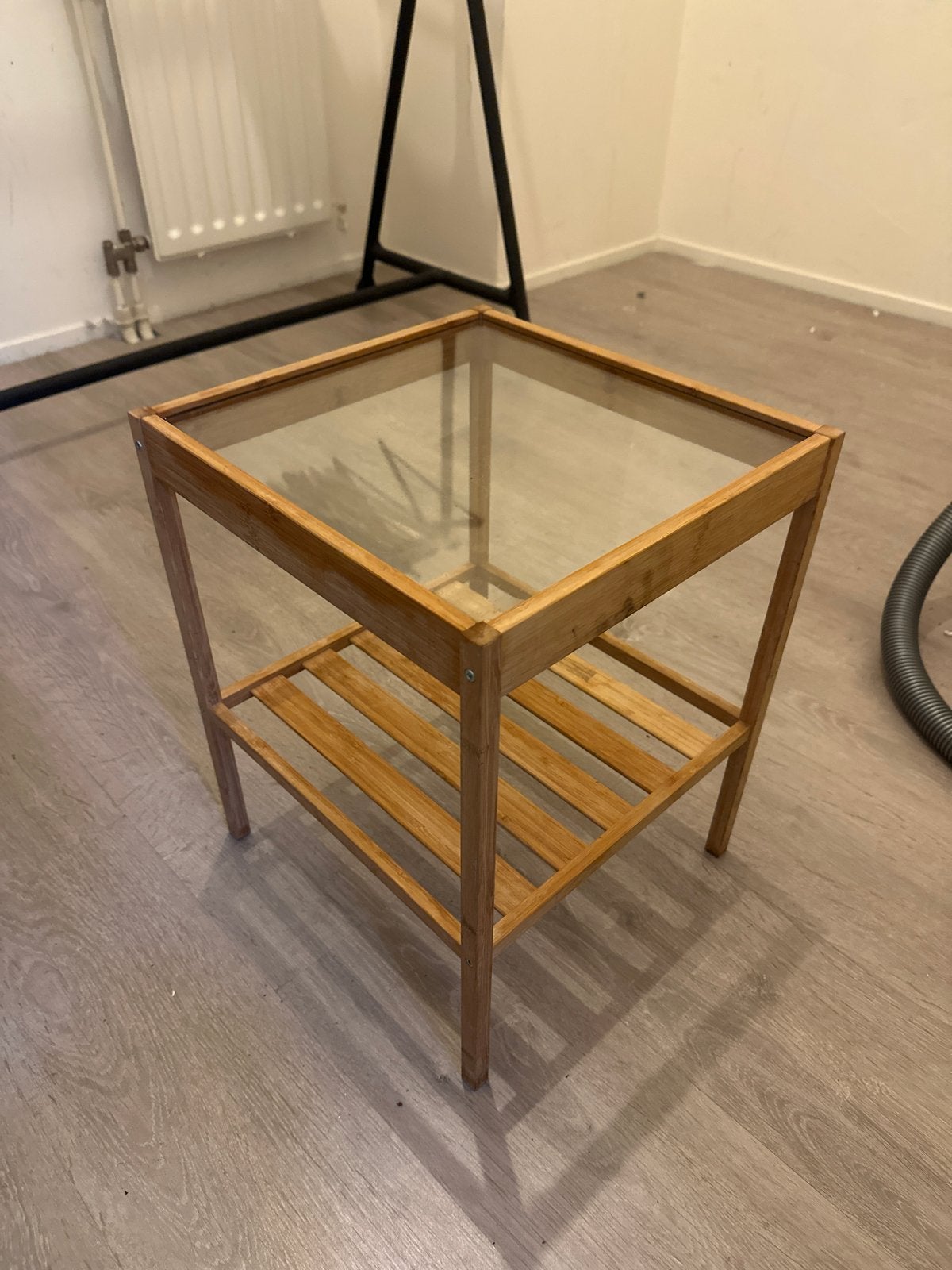 Houten bijzettafel met glazen blad, Minder dan 55 cm, Gebruikt, Vierkant, Hout