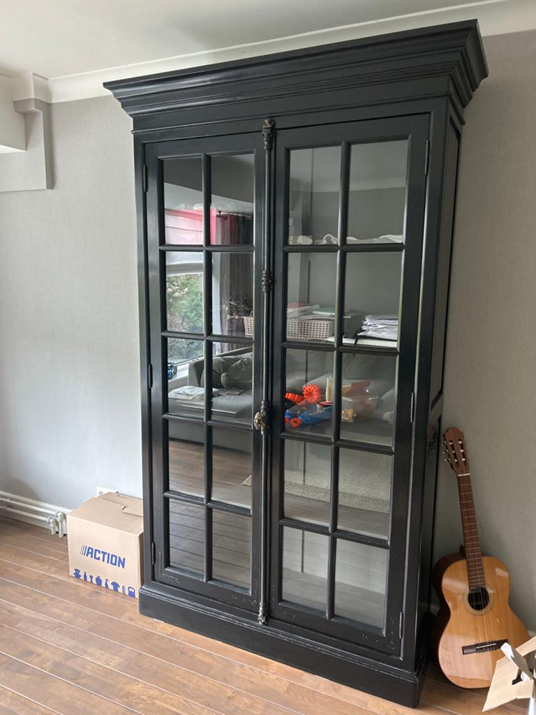 Zwarte vitrinekast met glazen deuren, Huis en Inrichting, Kasten | Vitrinekasten, Ophalen, Gebruikt, 100 tot 150 cm, 200 cm of meer