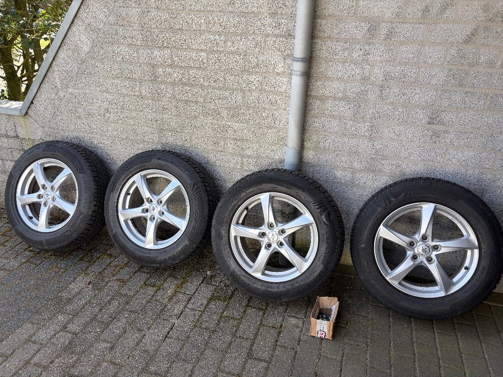Set winterbanden op lichtmetalen velgen, Ophalen, Gebruikt, Banden en Velgen, 17 inch