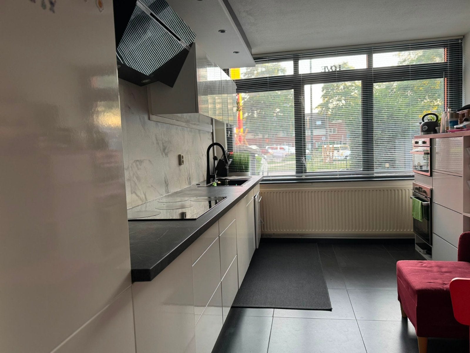 Moderne witte keuken met eiland met zwart blad en marmerlook, Ophalen, Wit, Enkelwandige keuken, Zo goed als nieuw