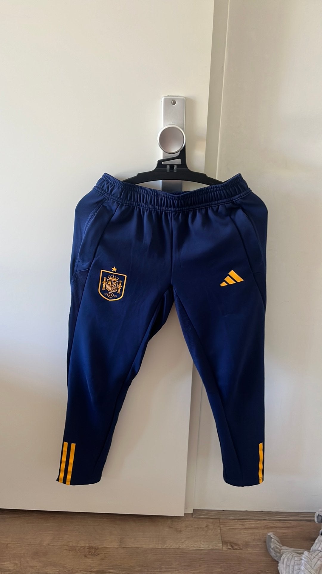 Spanje trainingsbroek junior Adidas, Ophalen of Verzenden, Zo goed als nieuw, Jongen of Meisje, Broek