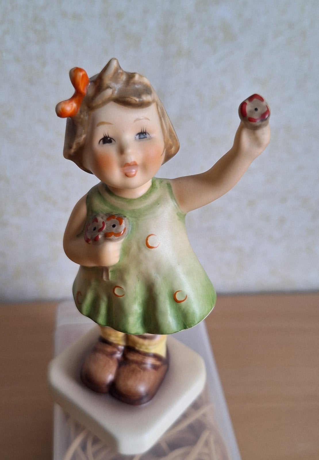 Goebel M.I. Hummel Club beeldje 1994, meisje met lolly's, Ophalen of Verzenden