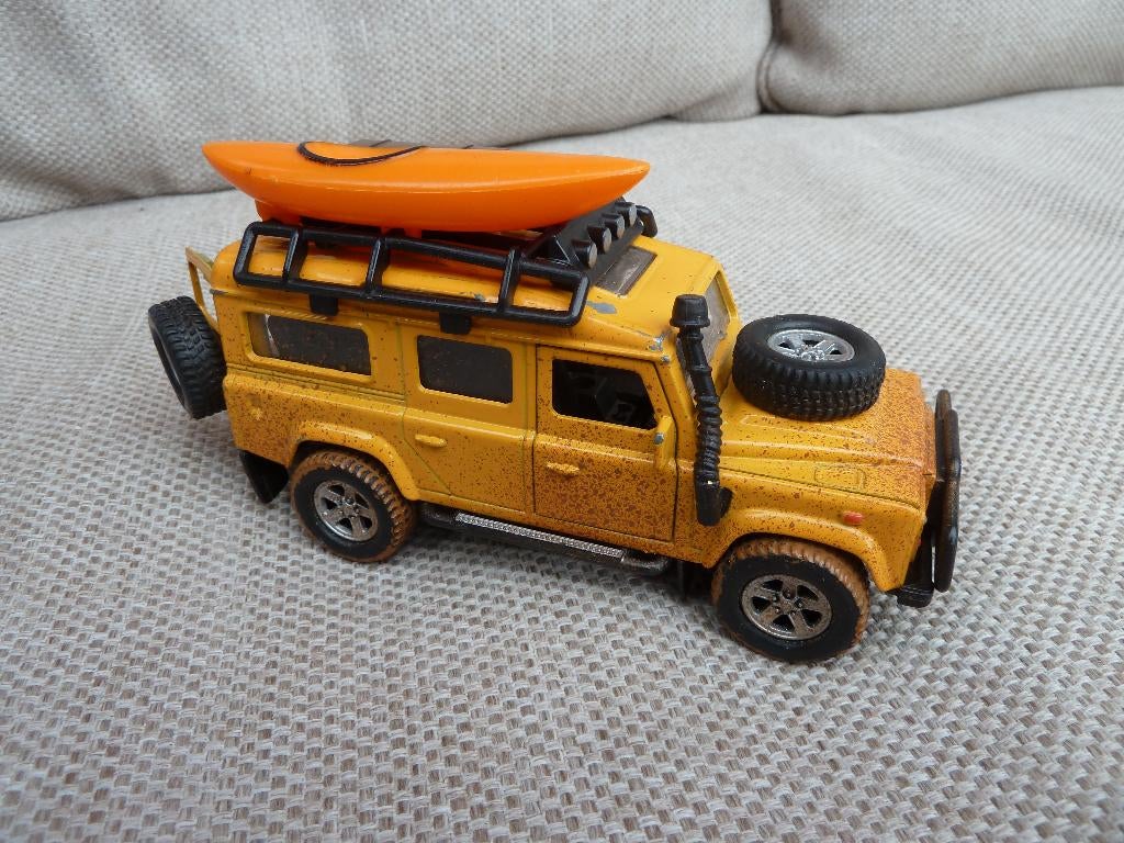 LAND ROVER DEFENDER  ( 1:31)  + frictie., Hobby en Vrije tijd, Modelauto's | 1:43, Ophalen of Verzenden, Zo goed als nieuw, Auto