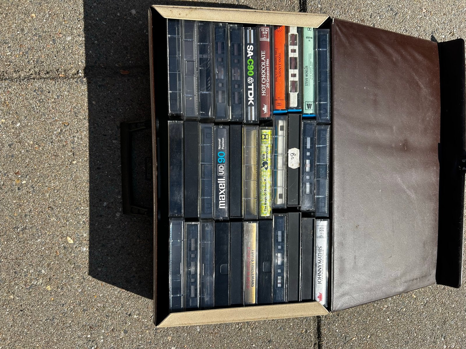 Partij van 25 cassettebandjes met bewaardoos, Gebruikt, 2 t/m 25 bandjes, Ophalen of Verzenden, Voorbespeeld