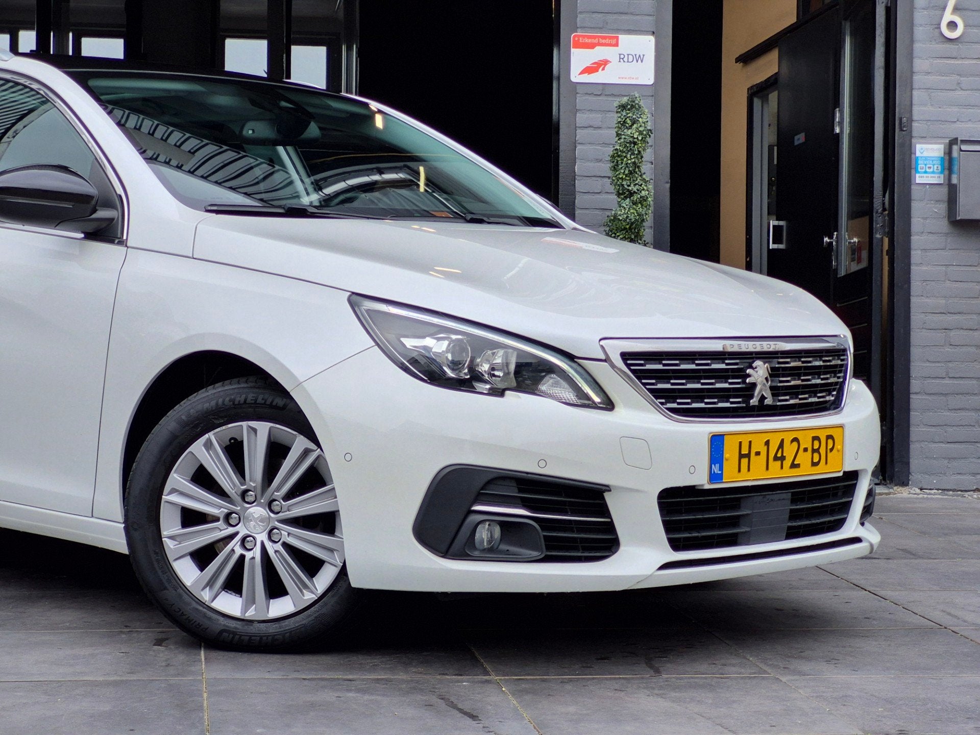 Peugeot 308 SW 1.2 PureTech Blue Lease Premium|Automaat|NAP, Gebruikt, 1199 cc, Met garantie (alle), Wit