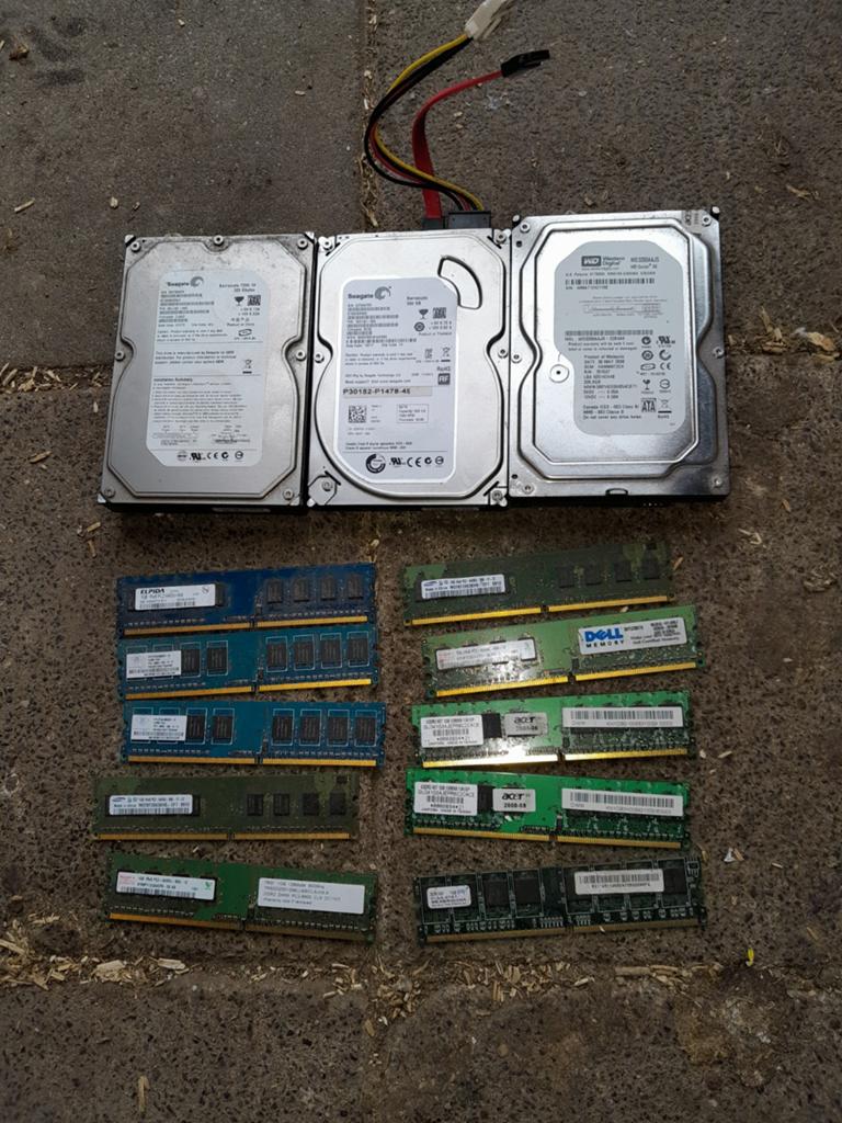 Diverse harde schijven en RAM-geheugen, Computers en Software, Harde schijven, Ophalen, Gebruikt, Server, Seagate, Western Digital, Elpida, Dell, Acer