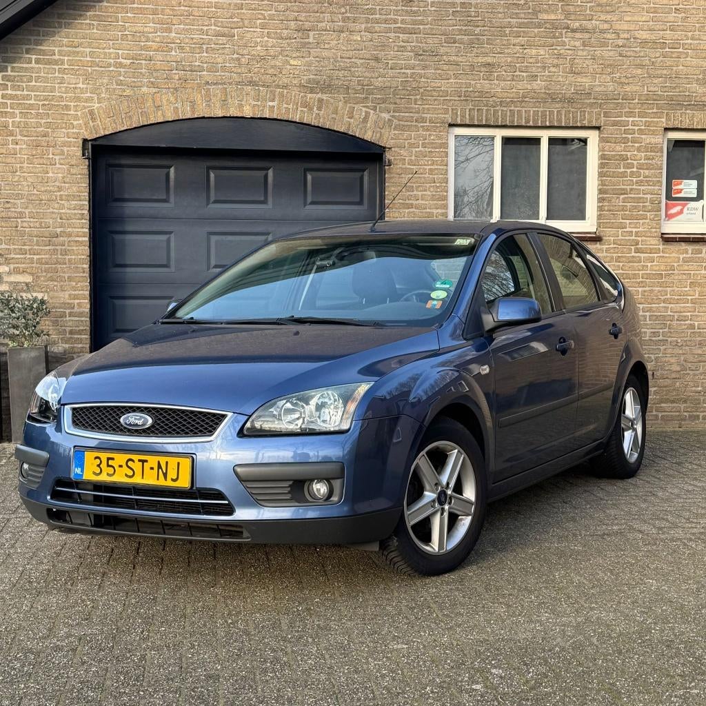 Ford Focus 1.6 74KW 5D AIRCO | Elek Ramen | Trekhaak, Auto's, Ford, Zwart, 4 cilinders, Blauw, 49 €/maand