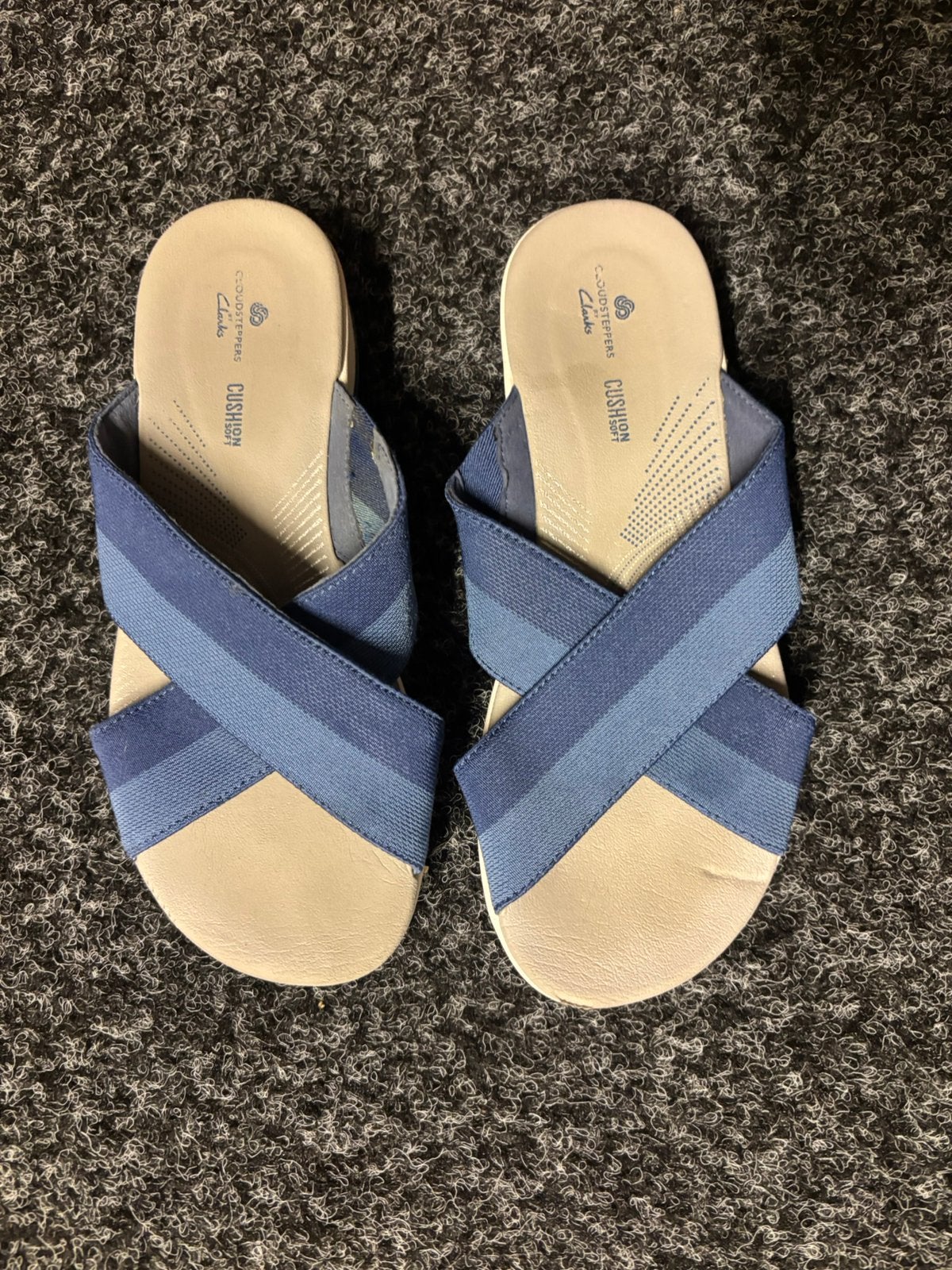 Nieuw blauw slippers merk Clarks maat 36, Slippers, Blauw, Nieuw, Ophalen of Verzenden