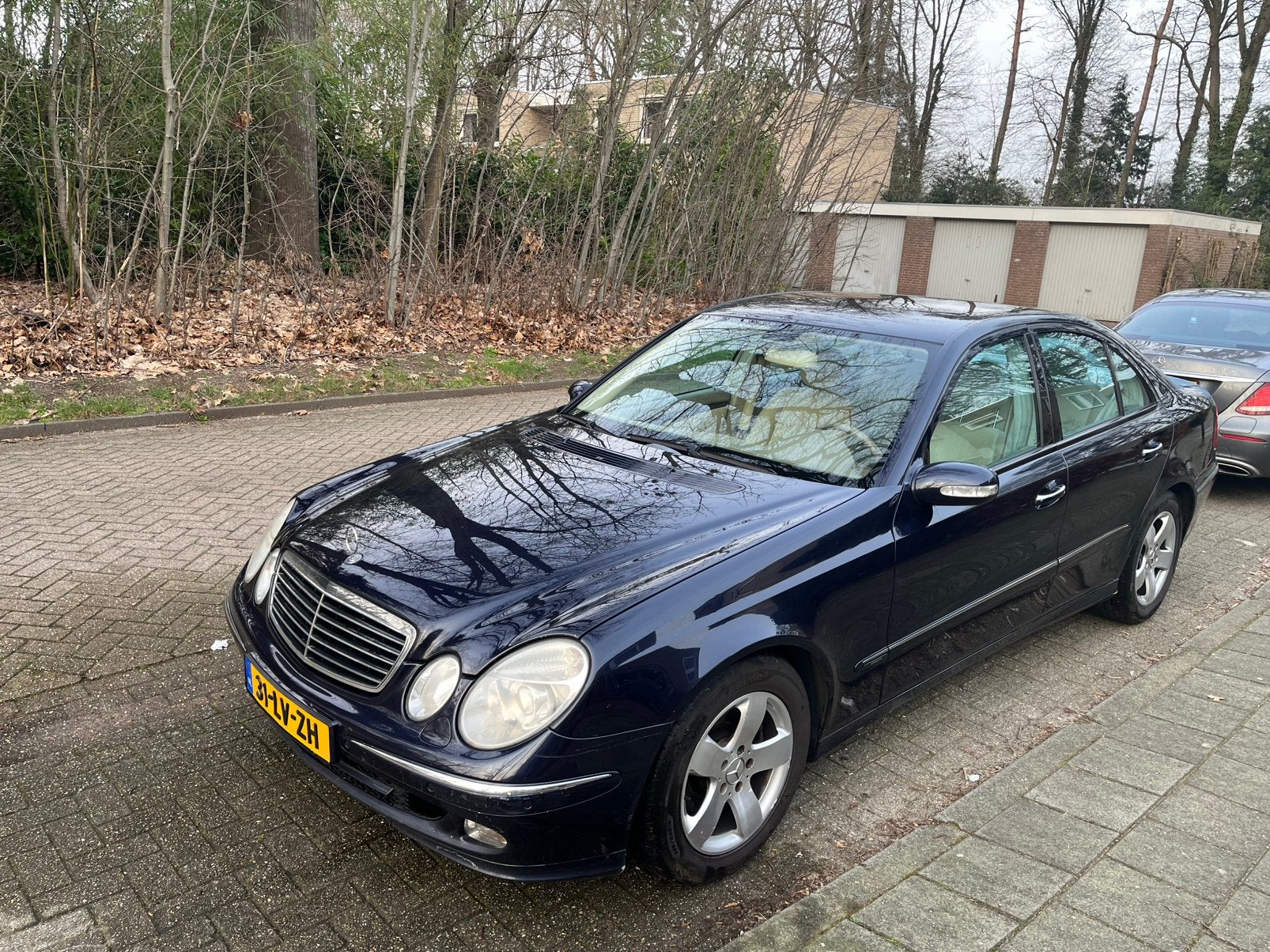 Mercedes-Benz E240 2003 Blauw, Auto's, Automaat, Beige, 143 pk, Metallic lak