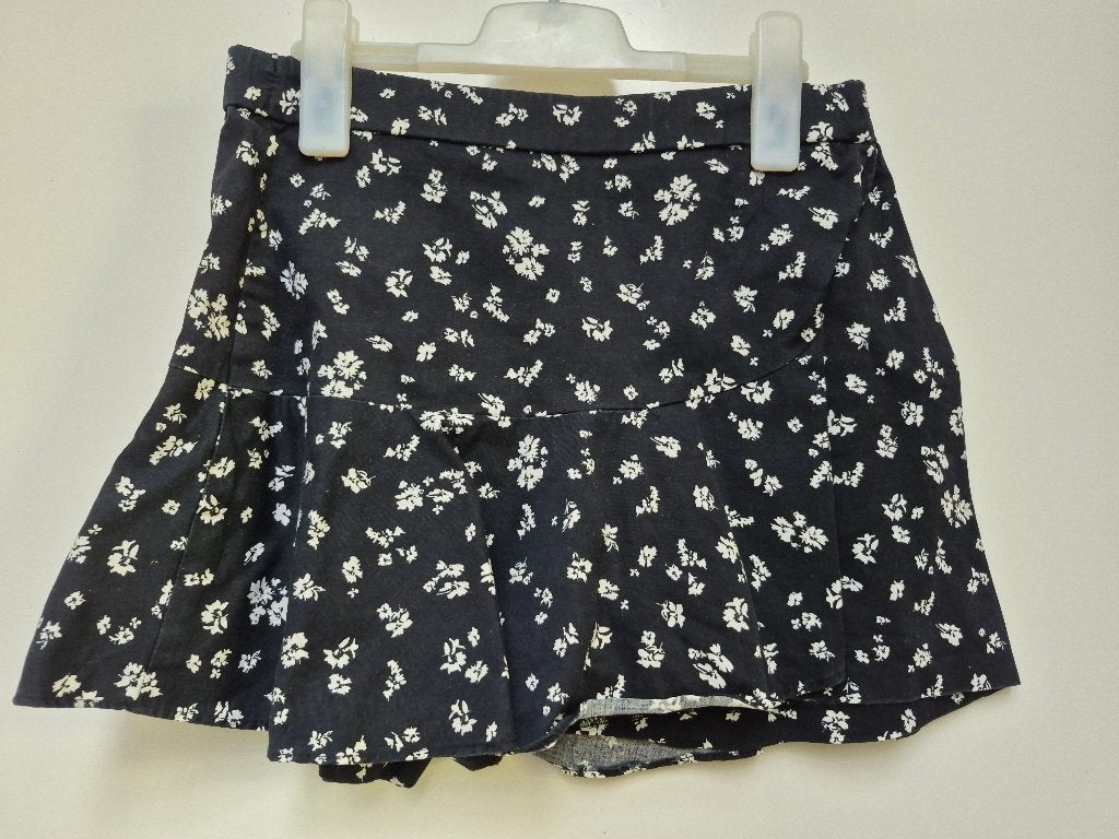 ZARA zwart met witte bloemetjes broekrok / skort maat M / 38, Kleding | Dames, Maat 38/40 (M), Kort, Ophalen of Verzenden, Gedragen