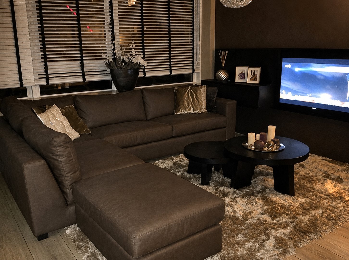 Bruine bank + zwarte ronde salon tafel + kleed, Ophalen, Gebruikt