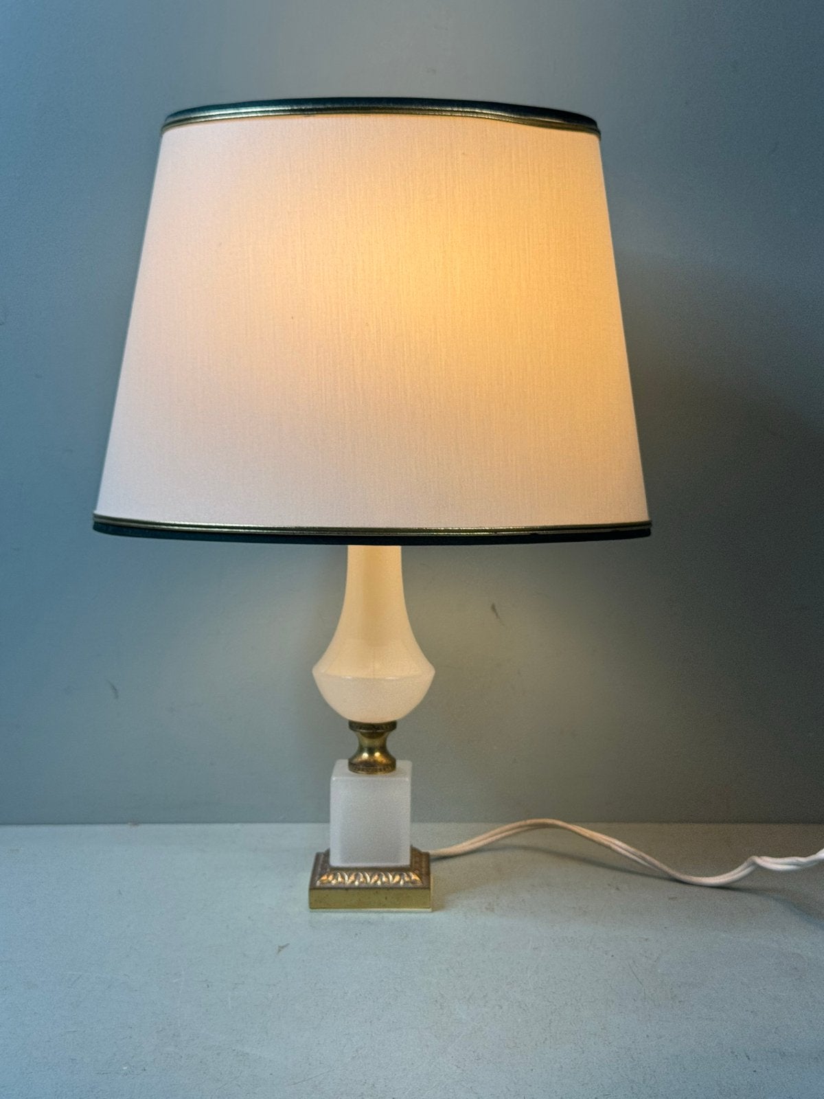 Elegante tafellamp met witte kap en messing details, Ophalen of Verzenden