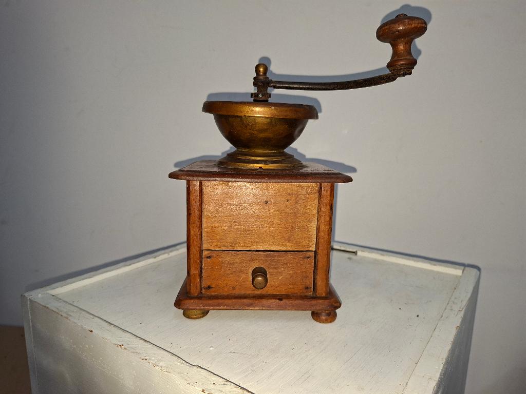 zeer oude grotere hand koffiemolen met koperen bovenkant en, Ophalen of Verzenden