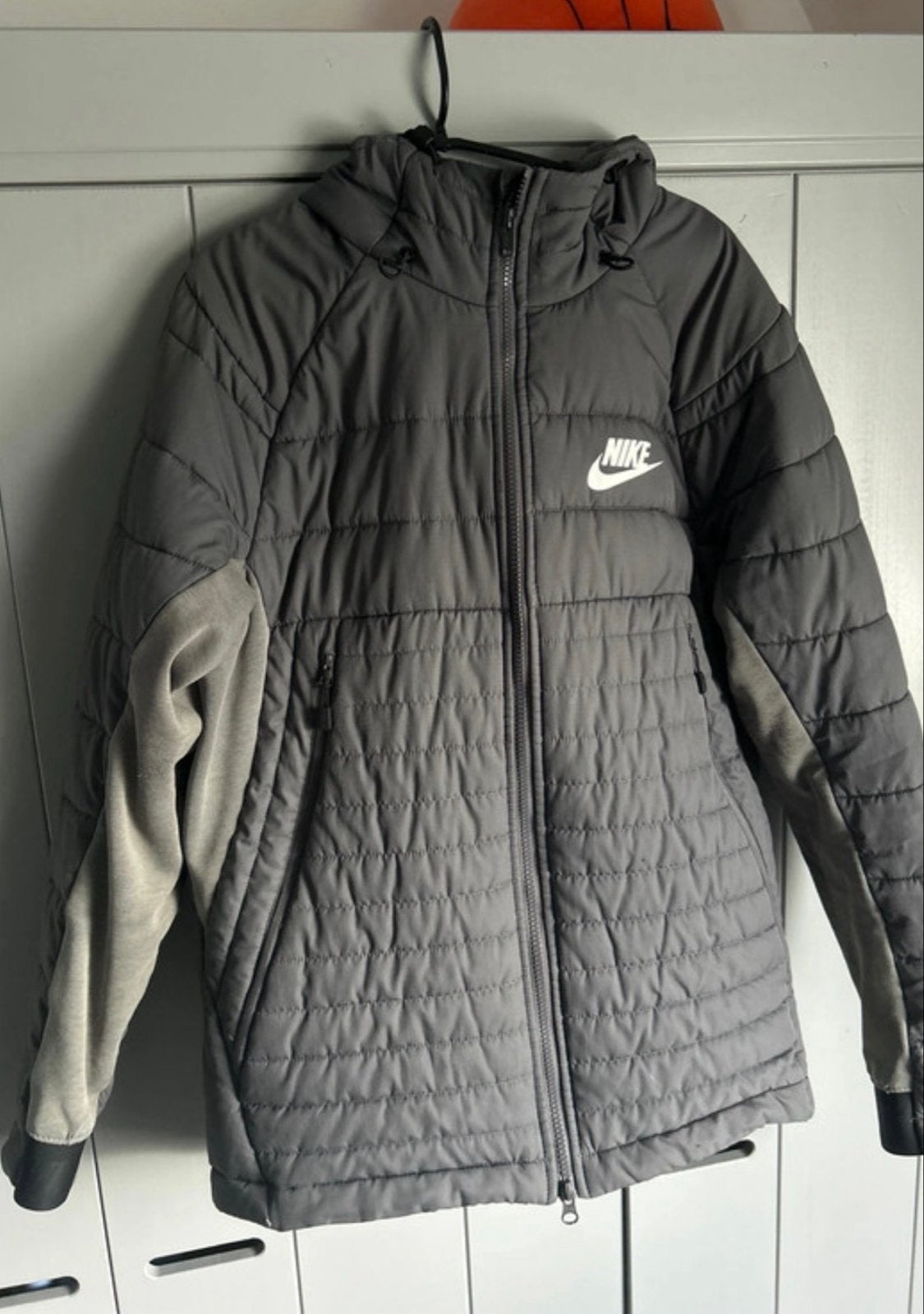 Nike jas met capuchon - Maat M, Verzenden, Zo goed als nieuw, Maat 48/50 (M), Grijs