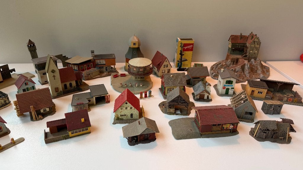 Partij modelspoor huisjes, gebouwen, bomen etc., Overige merken, Gebruikt, Gelijkstroom of Wisselstroom, Brug, Tunnel of Gebouw