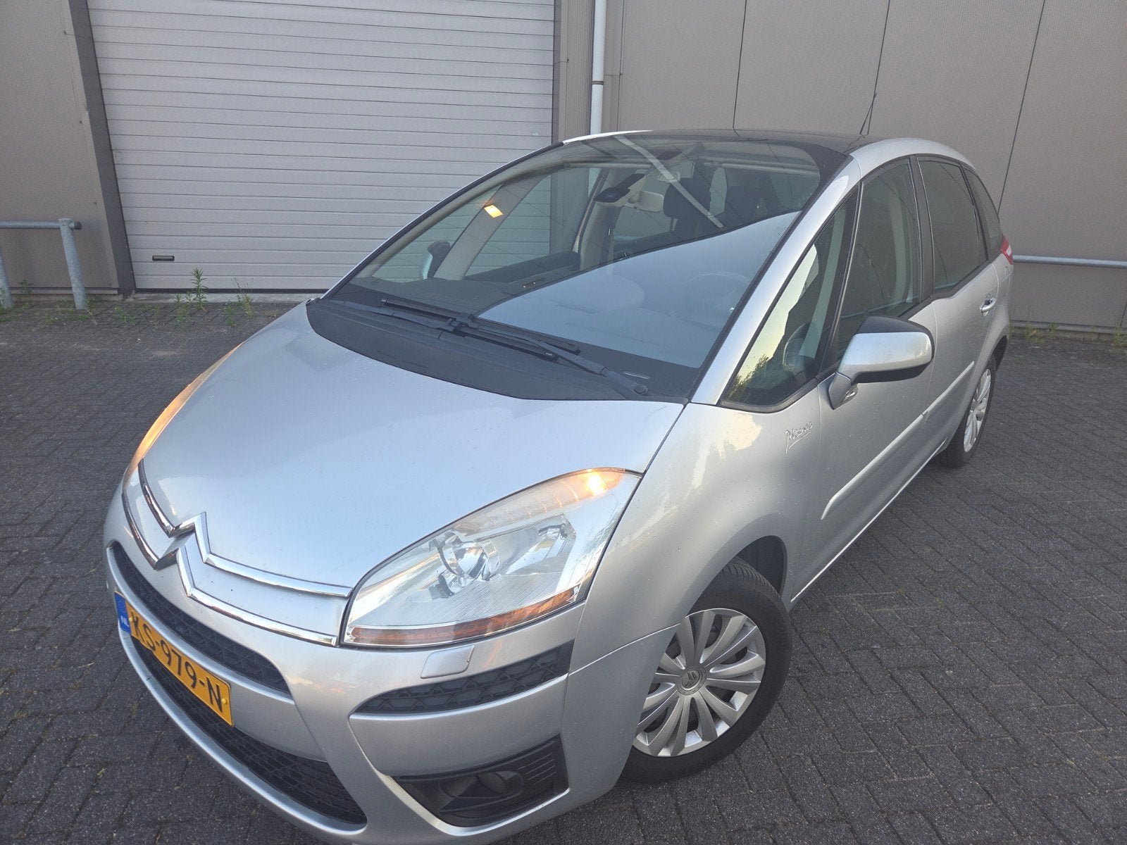Citroën C4 1.8 16V 2007 Grijs, Zwart, 4 cilinders, 1445 kg, Handgeschakeld