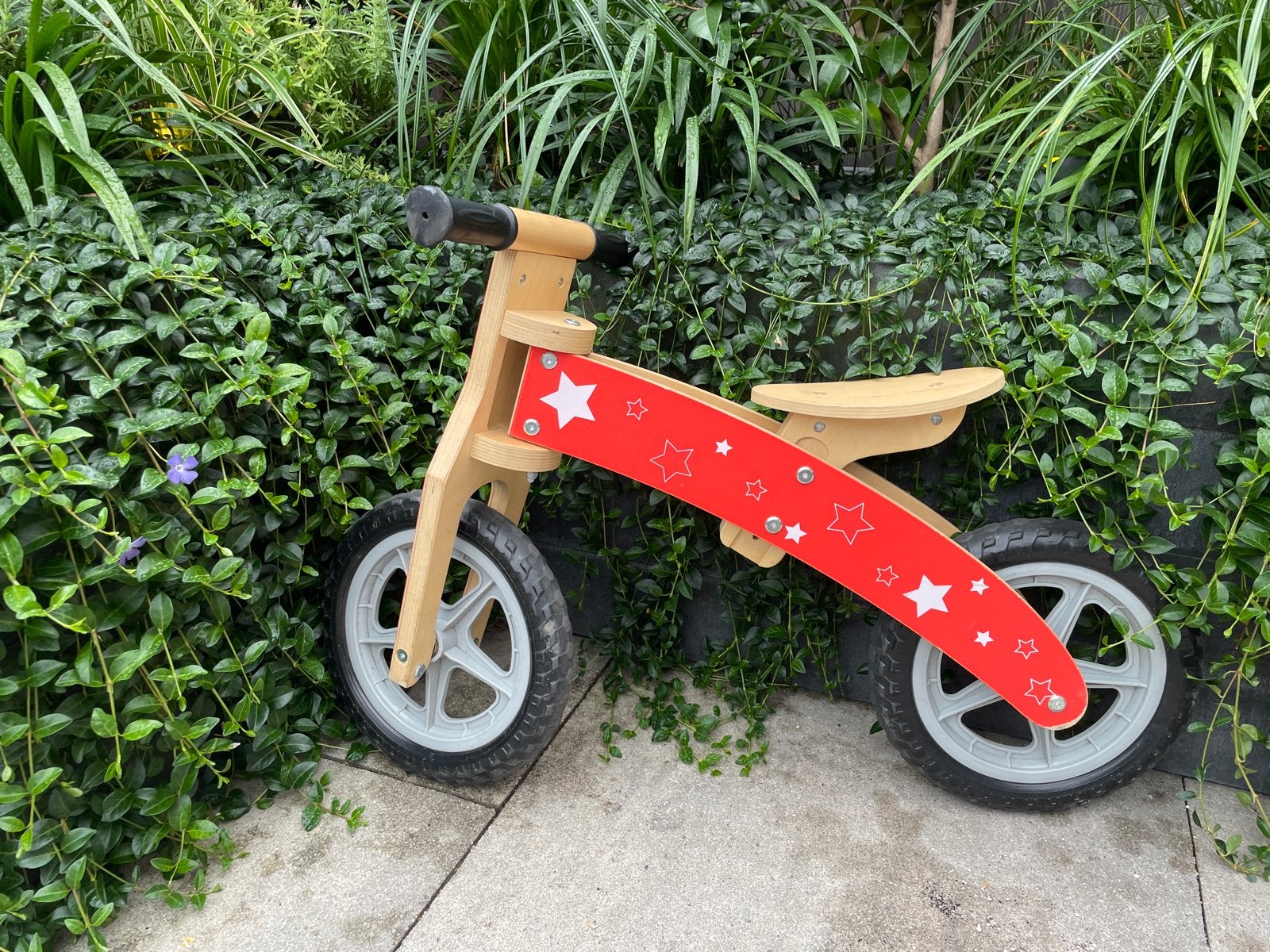 Houten loopfiets rood met sterren - In zeer goede staat, Fietsen en Brommers, Fietsen | Kinderfietsjes, Ophalen of Verzenden, Zo goed als nieuw