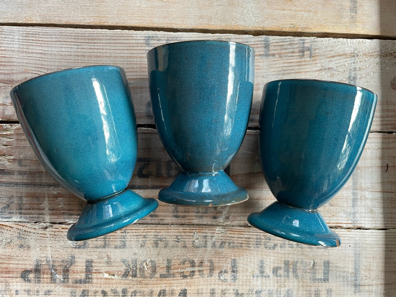 3 Handgemaakte Blauwe Stenen Bekers met Voet, Ophalen of Verzenden, Gebruikt, Steen/keramiek, Blauw