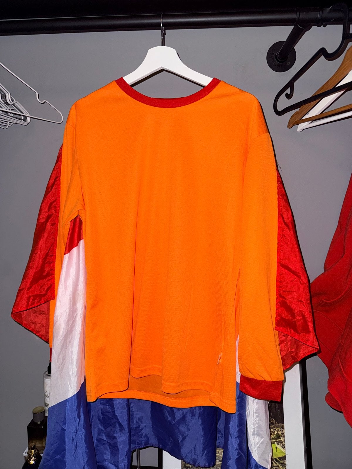 Ongebruikte Oranje shirt met Nederlandse vlag mouwen, Ophalen of Verzenden, Nieuw, Maat 52/54 (L), Oranje