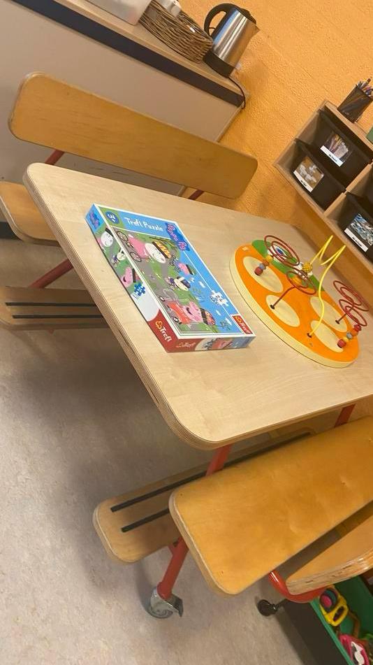 Kinderopvangtafel met bankjes - ideaal voor gastouders, Ophalen of Verzenden, Gebruikt, Tafel(s) en Stoel(en)