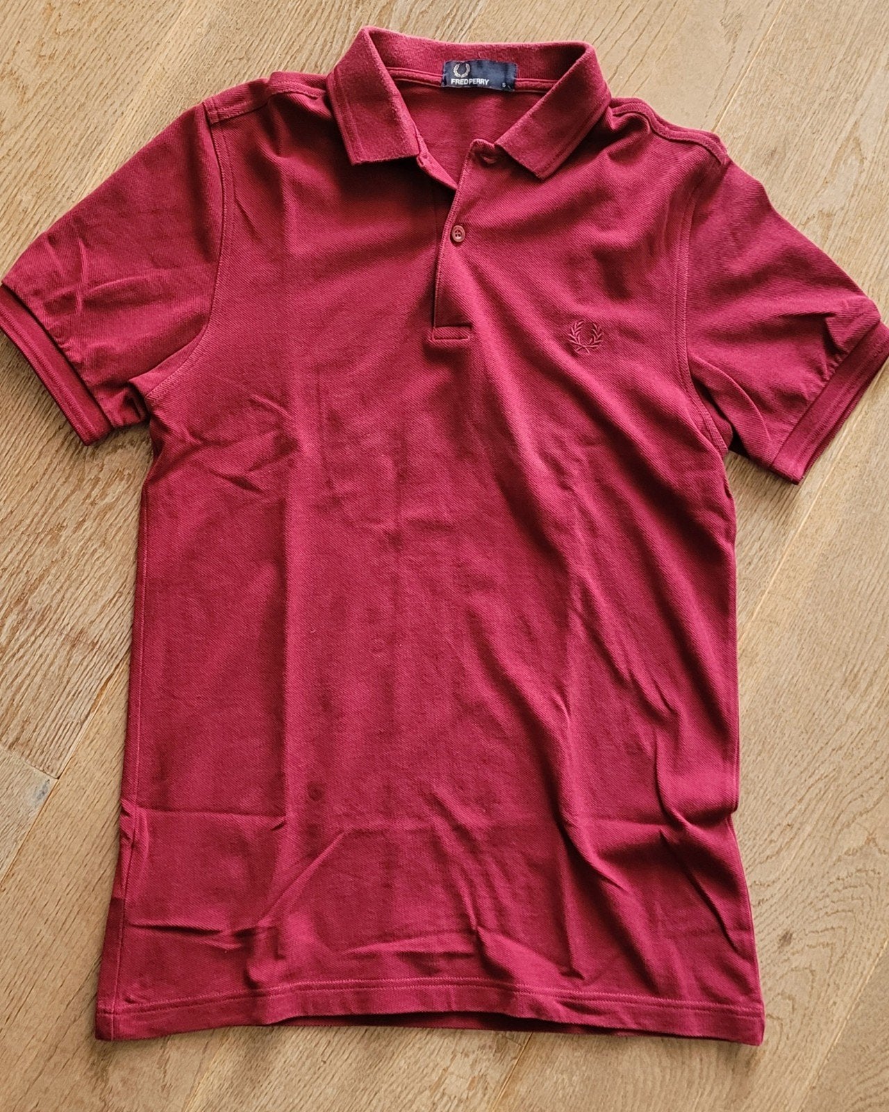 Mooie donkerrode Fred Perry mt S, Ophalen of Verzenden, Zo goed als nieuw, Fred Perry, Rood