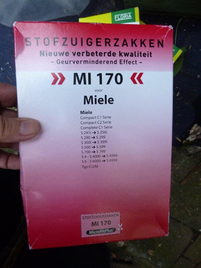 Miele MI 170. Stofzuigerzakken. 2 nieuwe koolstoffilters, Ophalen of Verzenden, Nieuw, Miele