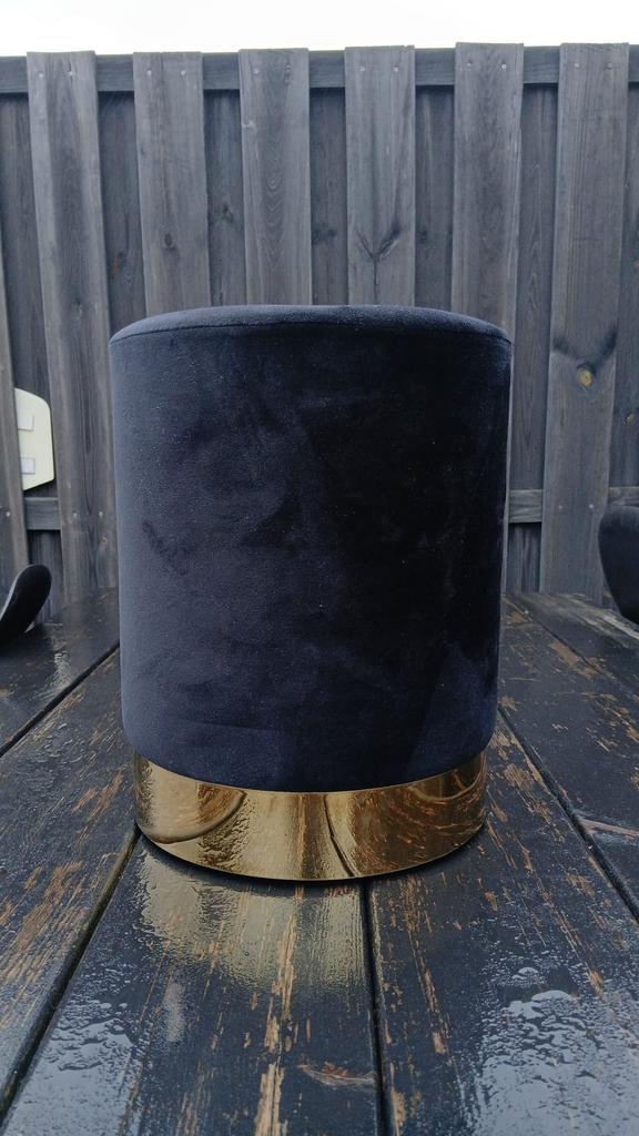 Poef zwart met gouden rand, Ophalen, Minder dan 50 cm, Rond, Zo goed als nieuw