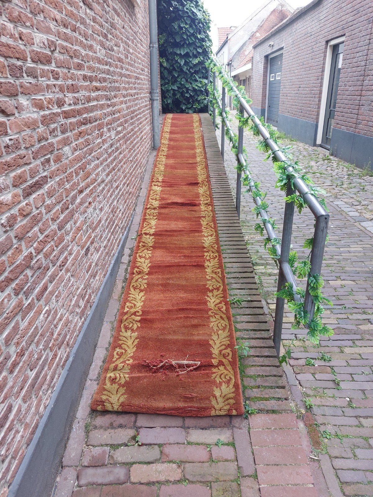 Oude rode loper - 270 cm lang, Ophalen, Gebruikt, 200 cm of meer, 50 tot 100 cm