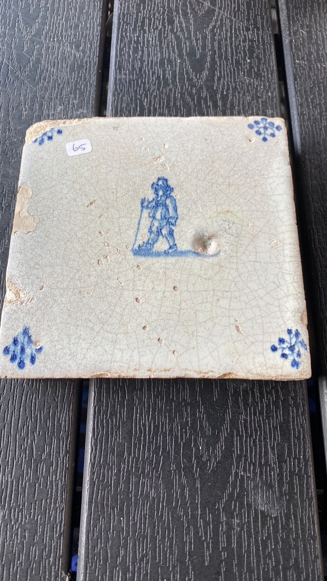 Man met stok, Antiek en Kunst, Antiek | Wandborden en Tegels, Ophalen of Verzenden