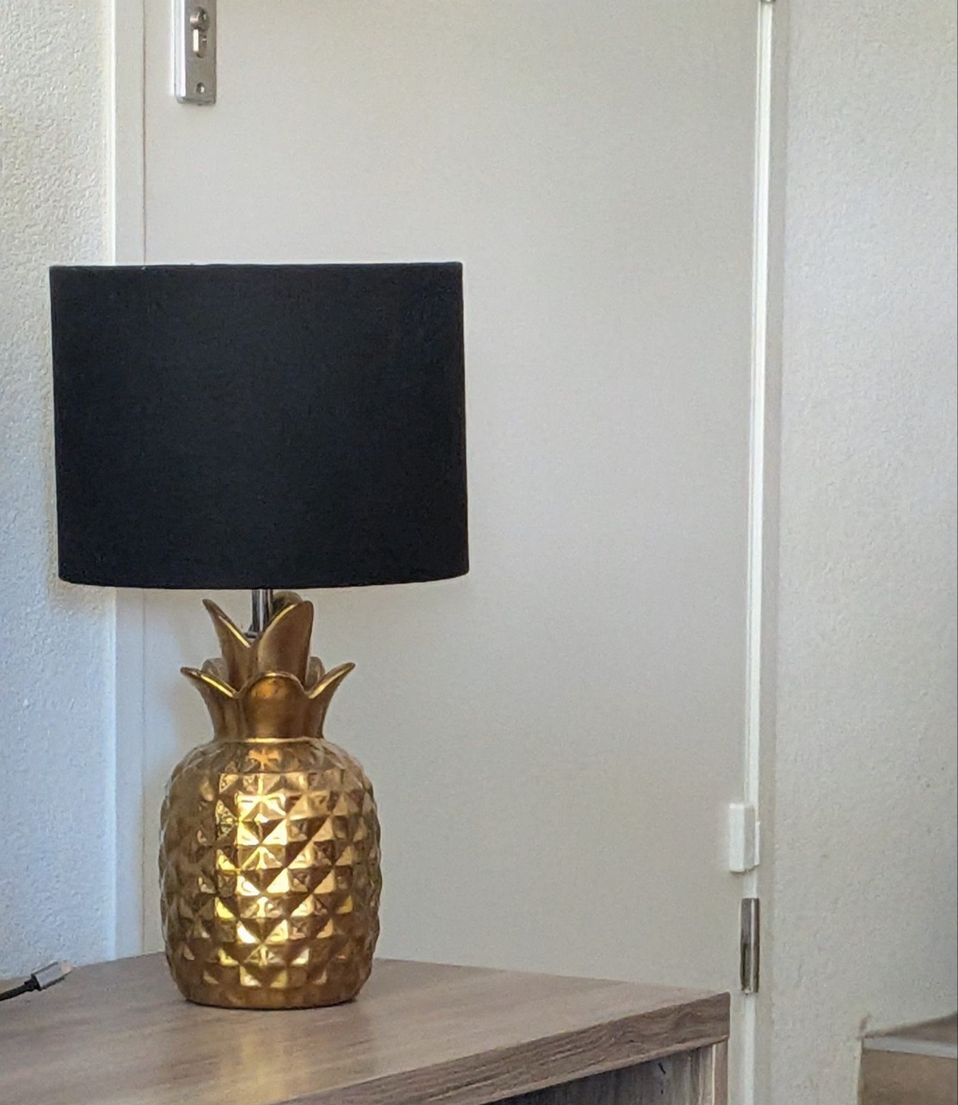 Gouden ananas tafellamp met zwarte kap, Ophalen, Goud, Metaal, Met kap