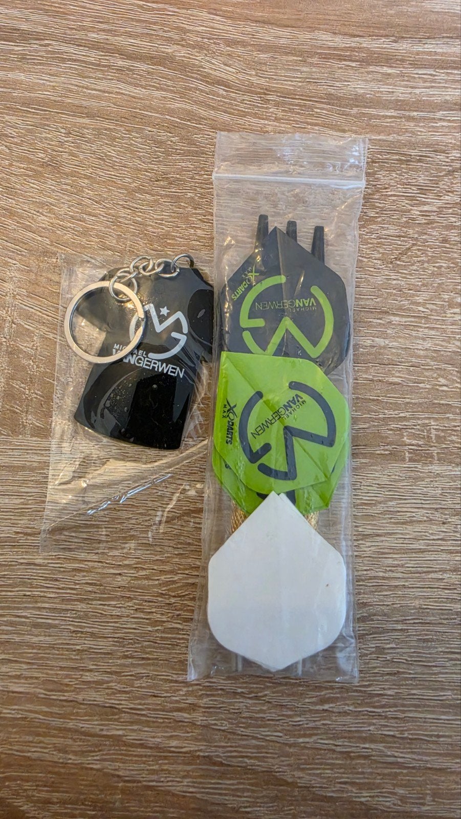 Van Gerwen Dart pijlen + sleutelhanger, Sport en Fitness, Darts, Ophalen of Verzenden, Nieuw, Pijlen