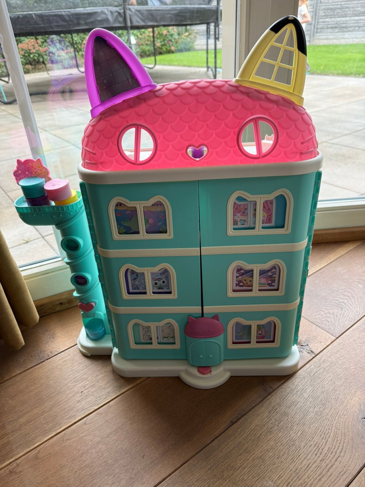 Gabby's Poppenhuis met 6 kamers, auto, paard en accessoires, Ophalen, Zo goed als nieuw, Meisje