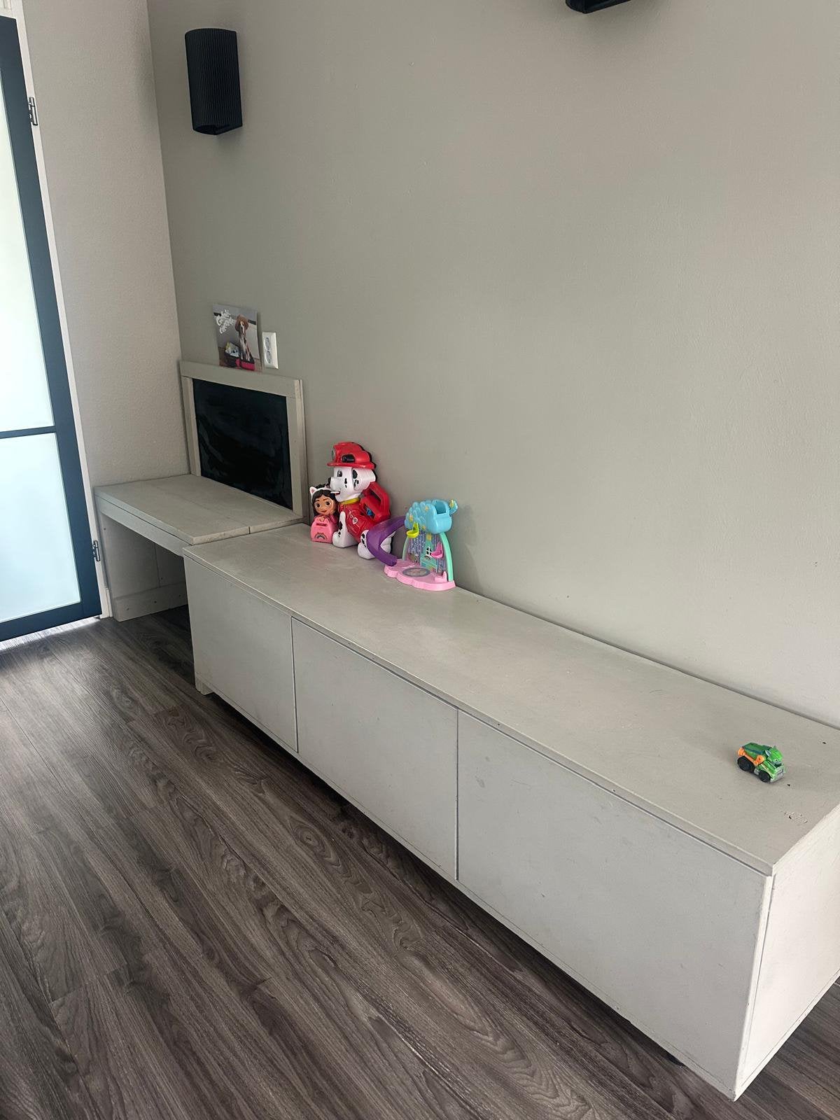 Kinder bureau met krijtbord/ en eventueel laag dressoir, Ophalen