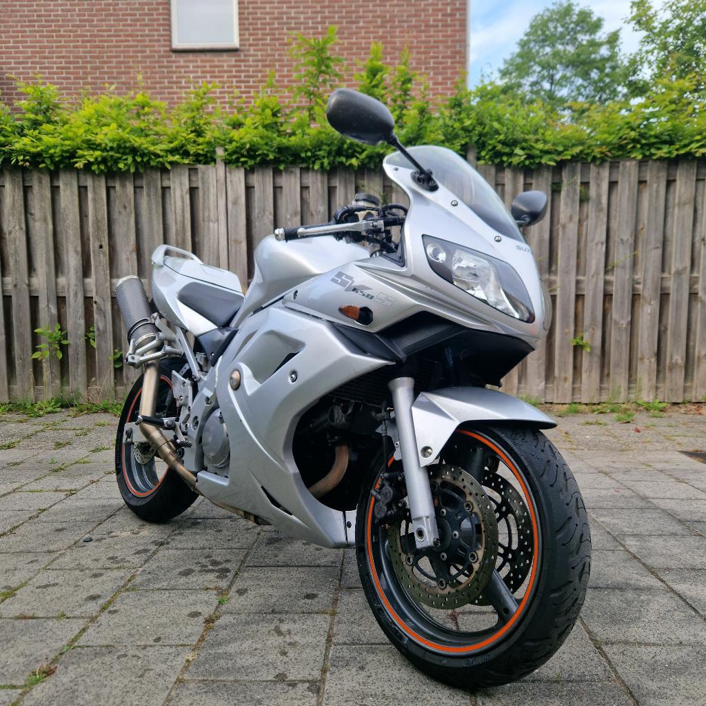 Suzuki SV650S 2004, Motoren, 2 cilinders, Sportuitlaat, Occasion, Minimaal motorrijbewijs A2