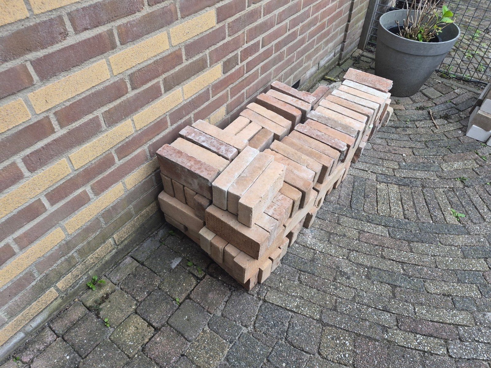 Gratis bakstenen en kalkzandstenen vuilwerk, Ophalen, Zo goed als nieuw, Bakstenen