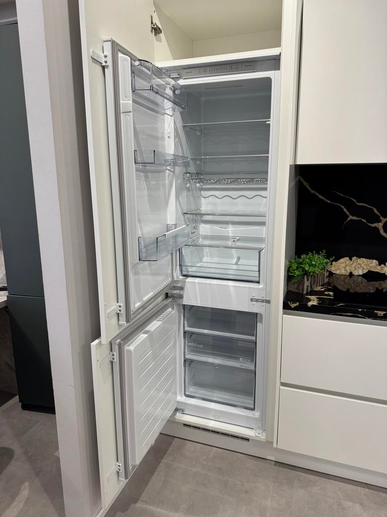 Showroom keuken wit hoogglans gelakt met graniet werkblad, Huis en Inrichting, Keuken | Complete keukens, Ophalen, Wit, Enkelwandige keuken