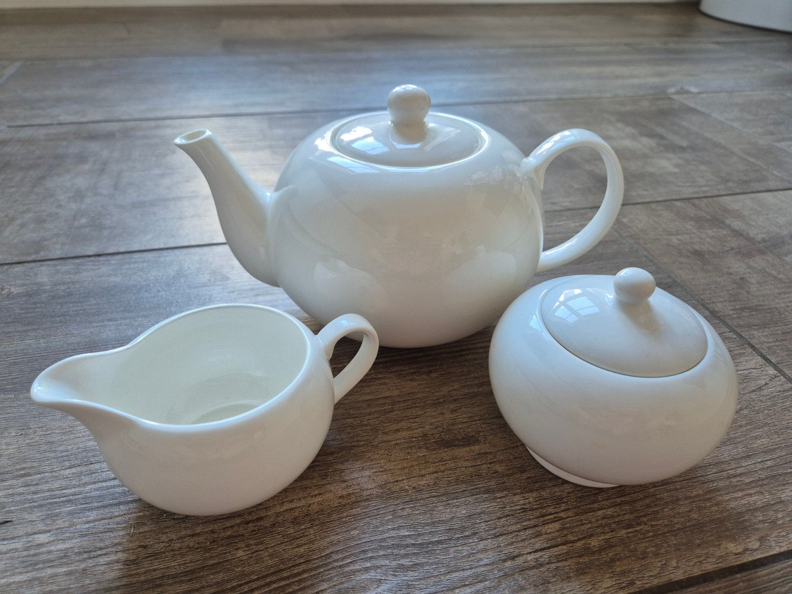 Douwe Egberts Puur! theepot, melkkan en suikerpot, Keramiek, Ophalen of Verzenden, Zo goed als nieuw, Theepot